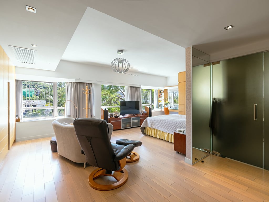 https://img.propertyraptor.com/cdn-cgi/imagedelivery/KD5bF_AFL0JDTbKLWF7z9g/ap8/ap8_001/hornet/prp/img/94674e929515443b88f1af46c07d9e14.jpg/public