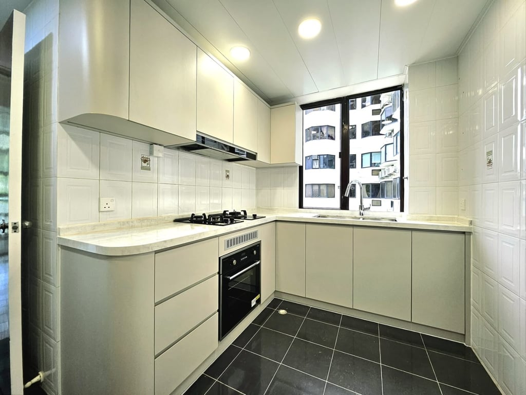 https://img.propertyraptor.com/cdn-cgi/imagedelivery/KD5bF_AFL0JDTbKLWF7z9g/ap8/ap8_001/hornet/prp/img/9471a3ed095b886cbcf93bcccacce269-wtm.jpg/public