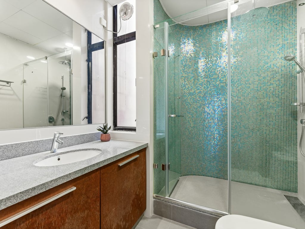 https://img.propertyraptor.com/cdn-cgi/imagedelivery/KD5bF_AFL0JDTbKLWF7z9g/ap8/ap8_001/hornet/prp/img/95123fd220377a22d80d1631319d1029.jpg/public