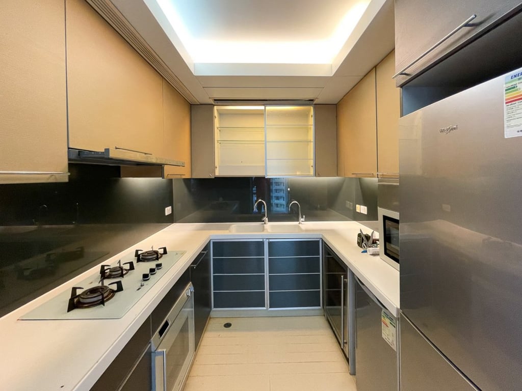 https://img.propertyraptor.com/cdn-cgi/imagedelivery/KD5bF_AFL0JDTbKLWF7z9g/ap8/ap8_001/hornet/prp/img/95151597f262356d21403ddba98e5965.jpg/public