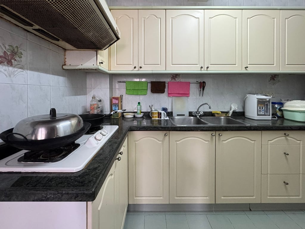 https://img.propertyraptor.com/cdn-cgi/imagedelivery/KD5bF_AFL0JDTbKLWF7z9g/ap8/ap8_001/hornet/prp/img/952fb5b4582e50bfb4e97edf02f78de4-wtm.jpg/public