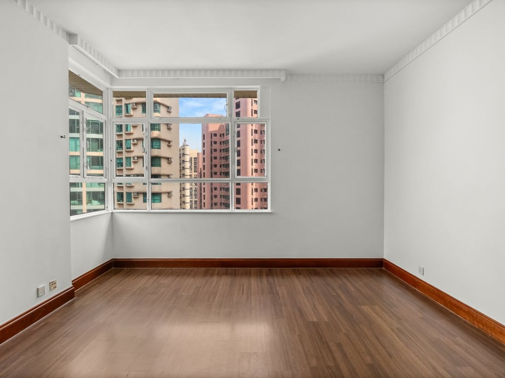 https://img.propertyraptor.com/cdn-cgi/imagedelivery/KD5bF_AFL0JDTbKLWF7z9g/ap8/ap8_001/hornet/prp/img/95b190fa899509c0b790f47034870465.jpg/public