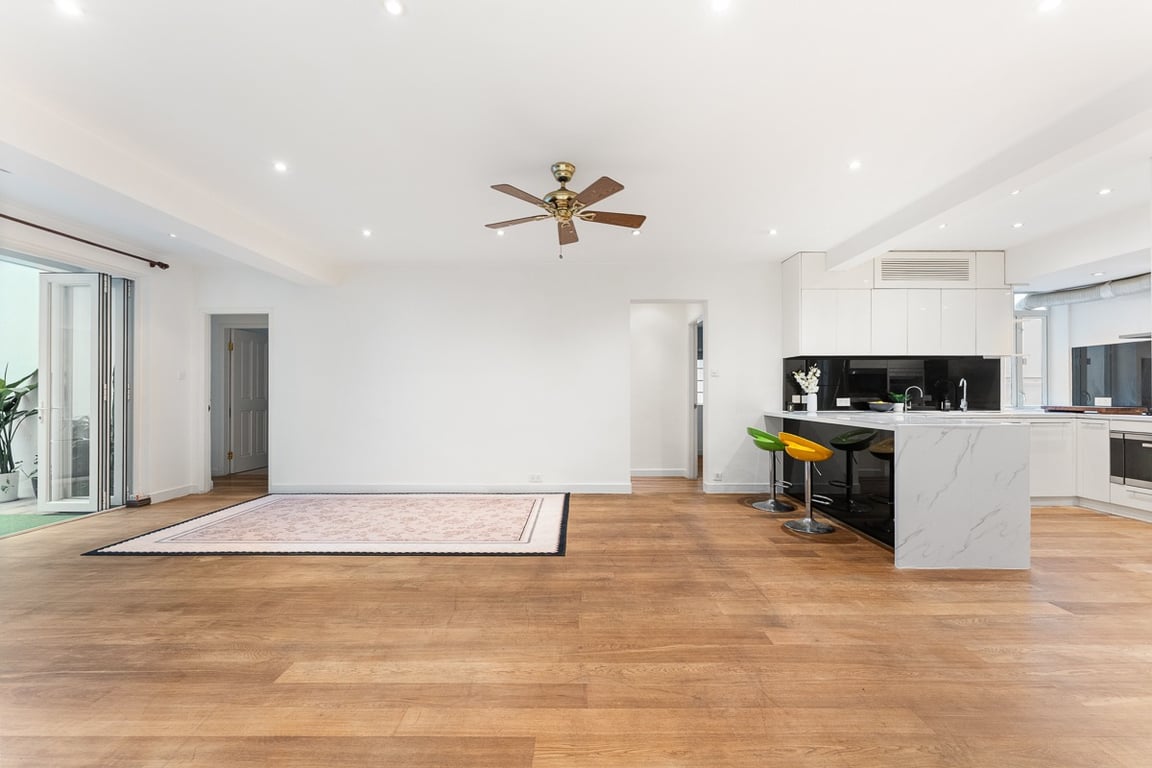 https://img.propertyraptor.com/cdn-cgi/imagedelivery/KD5bF_AFL0JDTbKLWF7z9g/ap8/ap8_001/hornet/prp/img/95e1b5cfd5ae46244e3b2eb902979641-wtm.jpg/public