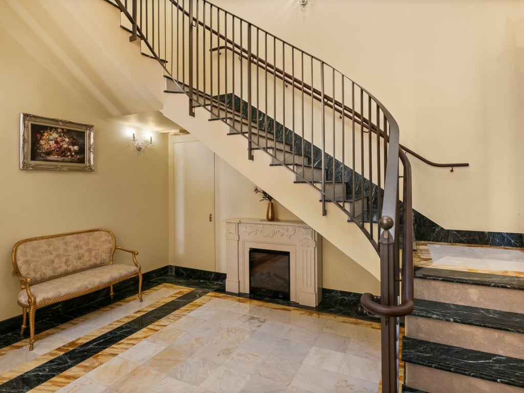 https://img.propertyraptor.com/cdn-cgi/imagedelivery/KD5bF_AFL0JDTbKLWF7z9g/ap8/ap8_001/hornet/prp/img/960446033e24e7e11935a90a219bbb6e.jpg/public