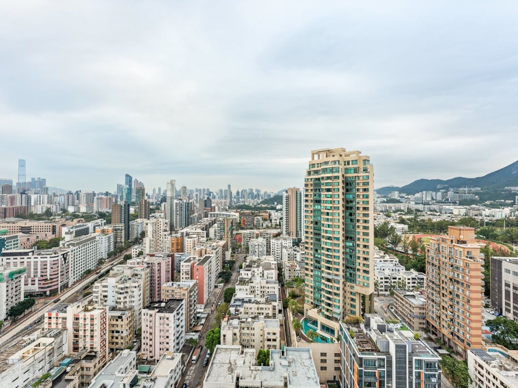 https://img.propertyraptor.com/cdn-cgi/imagedelivery/KD5bF_AFL0JDTbKLWF7z9g/ap8/ap8_001/hornet/prp/img/960a5bc609c5b63ed12ddafa2cbdd2dc-wtm.jpg/public