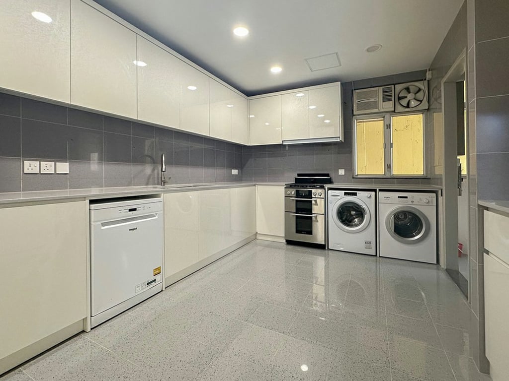 https://img.propertyraptor.com/cdn-cgi/imagedelivery/KD5bF_AFL0JDTbKLWF7z9g/ap8/ap8_001/hornet/prp/img/9686515d69c1f727da209296b8907725.jpg/public