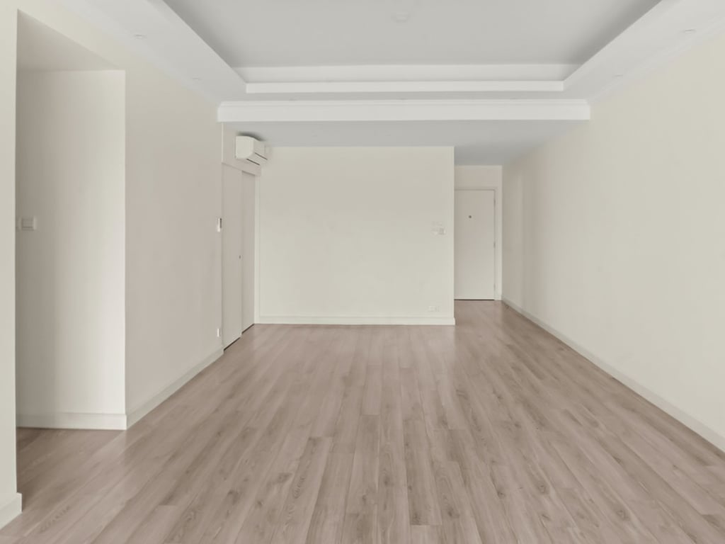 https://img.propertyraptor.com/cdn-cgi/imagedelivery/KD5bF_AFL0JDTbKLWF7z9g/ap8/ap8_001/hornet/prp/img/96b94dea833f3b142503f3683a38a11d.jpg/public