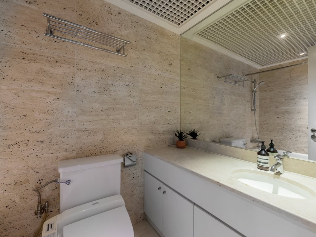 https://img.propertyraptor.com/cdn-cgi/imagedelivery/KD5bF_AFL0JDTbKLWF7z9g/ap8/ap8_001/hornet/prp/img/972db946deb4129b0cd0a6855d7e8bd9.jpg/public