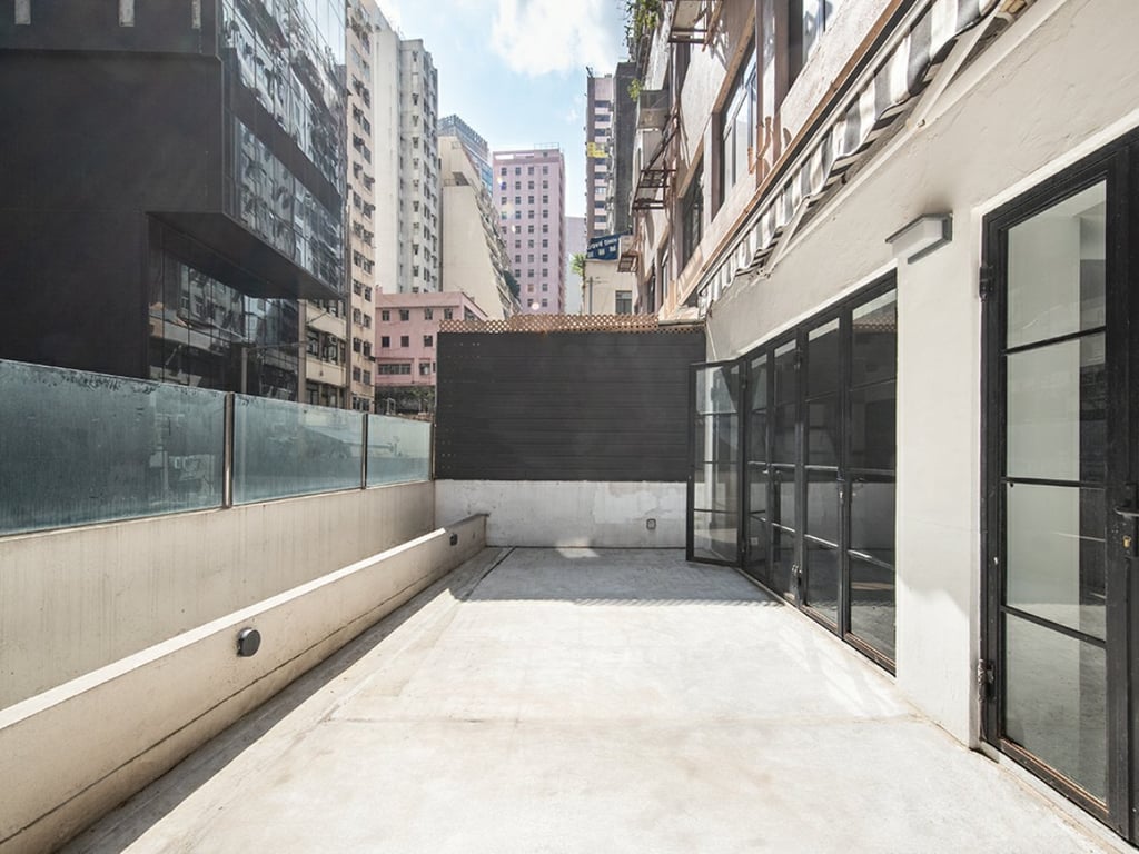 https://img.propertyraptor.com/cdn-cgi/imagedelivery/KD5bF_AFL0JDTbKLWF7z9g/ap8/ap8_001/hornet/prp/img/973610ca574b7d16d82fc1a689acdb6d.jpg/public