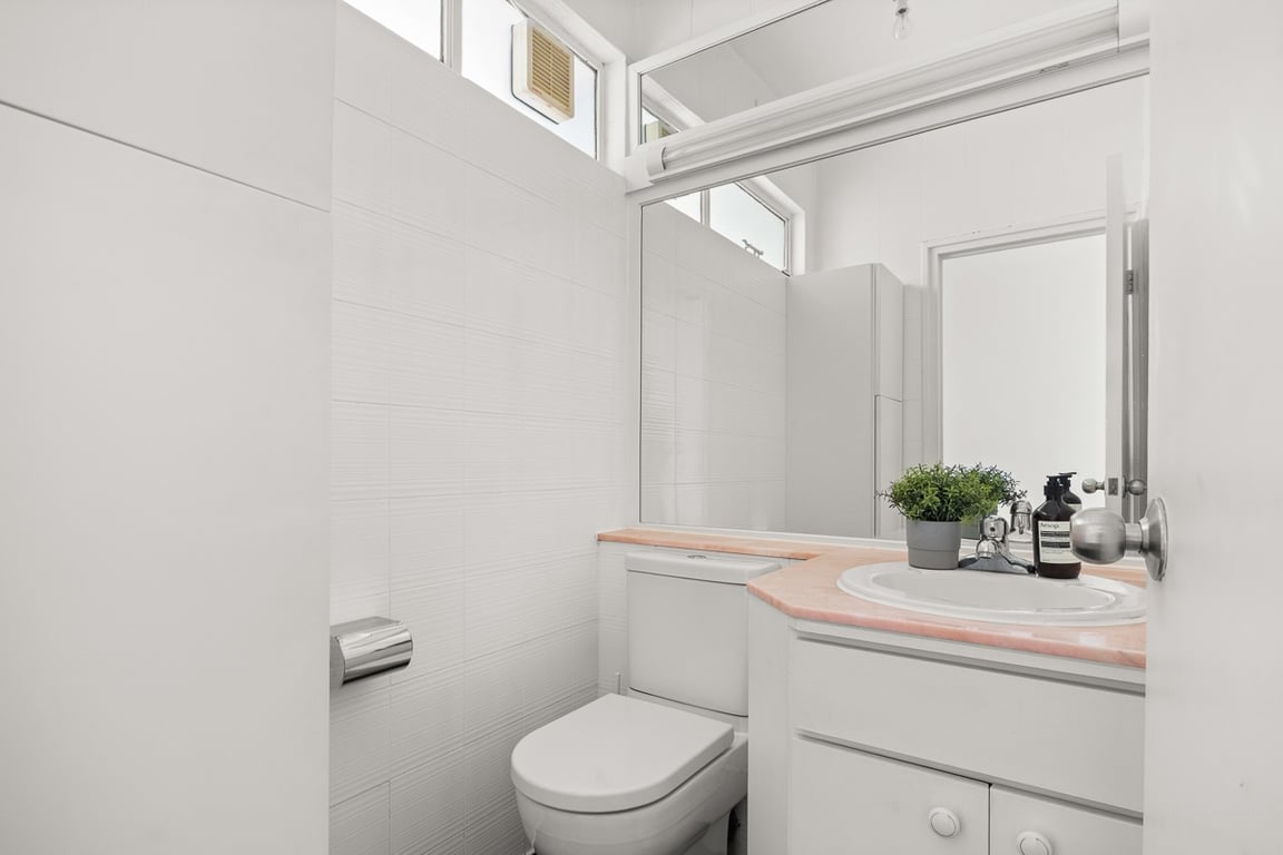 https://img.propertyraptor.com/cdn-cgi/imagedelivery/KD5bF_AFL0JDTbKLWF7z9g/ap8/ap8_001/hornet/prp/img/974c62196795c8b447d31919ba29709a-wtm.jpg/public