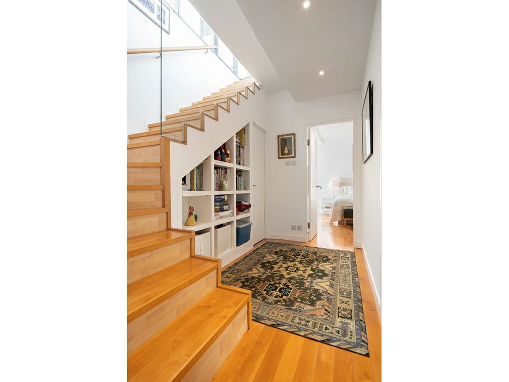 https://img.propertyraptor.com/cdn-cgi/imagedelivery/KD5bF_AFL0JDTbKLWF7z9g/ap8/ap8_001/hornet/prp/img/97a39d424fcb05981b754cb173690f0e.jpg/public