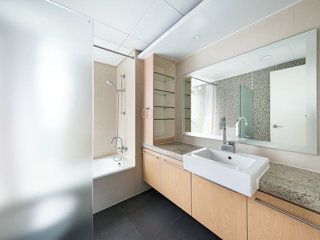 https://img.propertyraptor.com/cdn-cgi/imagedelivery/KD5bF_AFL0JDTbKLWF7z9g/ap8/ap8_001/hornet/prp/img/97b5a10893b27ecf86949e69ded951b8.jpg/public