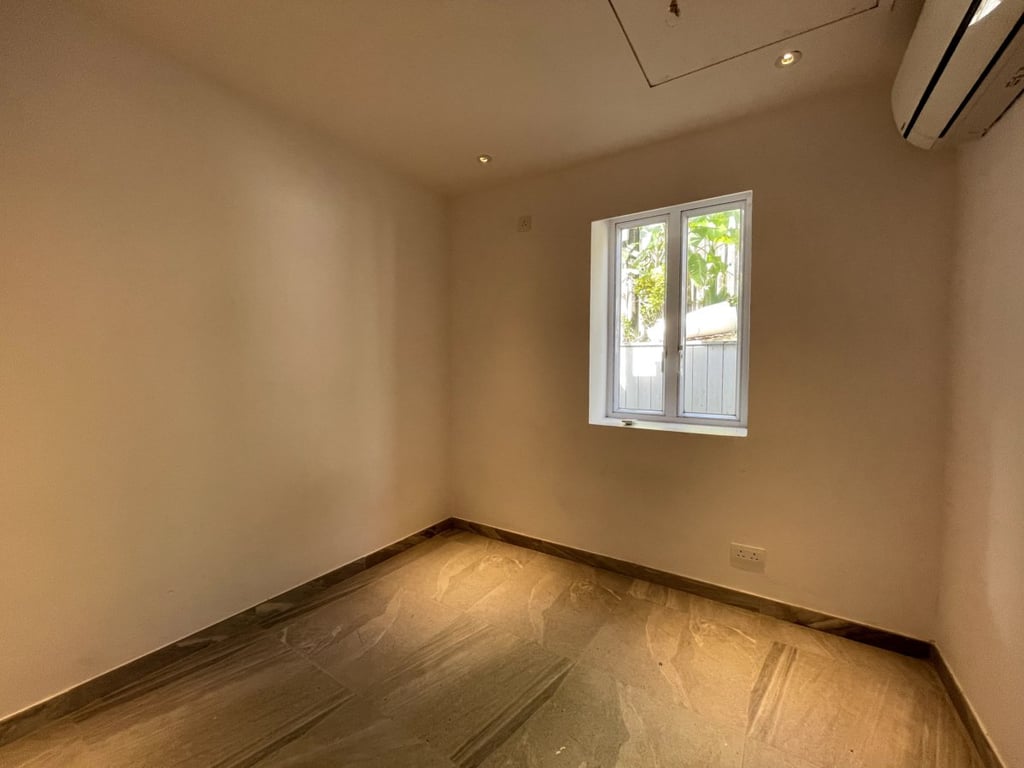 https://img.propertyraptor.com/cdn-cgi/imagedelivery/KD5bF_AFL0JDTbKLWF7z9g/ap8/ap8_001/hornet/prp/img/97c68b445f9c7c4aec5d3bacd6960c6a.jpg/public