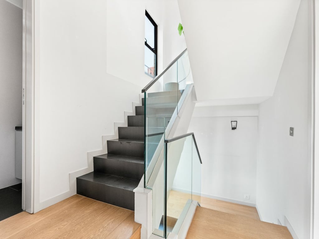 https://img.propertyraptor.com/cdn-cgi/imagedelivery/KD5bF_AFL0JDTbKLWF7z9g/ap8/ap8_001/hornet/prp/img/97c88fbf939dfcc25689109a0af39576.jpg/public
