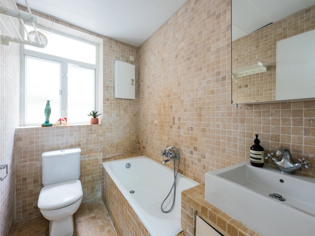 https://img.propertyraptor.com/cdn-cgi/imagedelivery/KD5bF_AFL0JDTbKLWF7z9g/ap8/ap8_001/hornet/prp/img/97edf73dc591bfb3a1ea0a85382edaa9.jpg/public