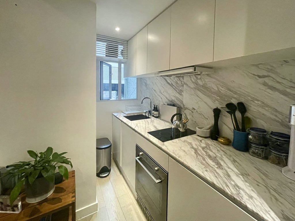 https://img.propertyraptor.com/cdn-cgi/imagedelivery/KD5bF_AFL0JDTbKLWF7z9g/ap8/ap8_001/hornet/prp/img/980d8917b41b6e9e43ce629e182eec38.jpg/public