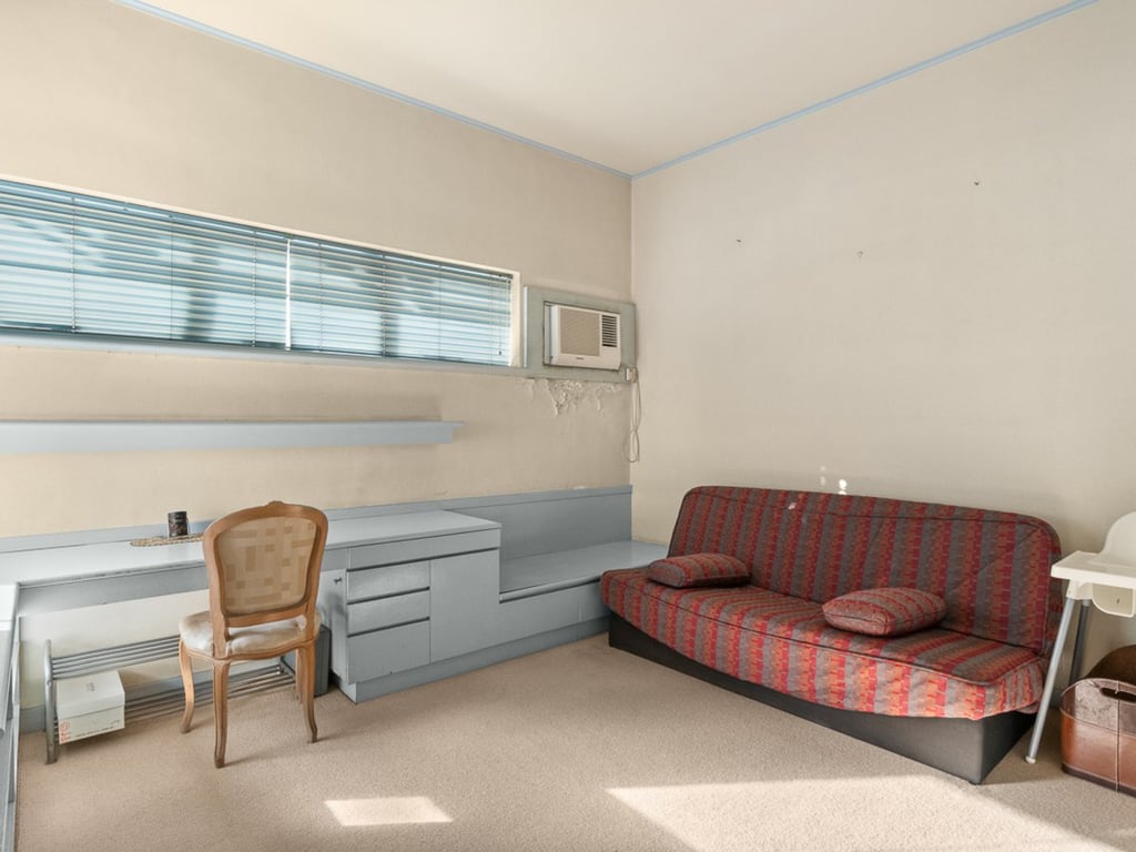 https://img.propertyraptor.com/cdn-cgi/imagedelivery/KD5bF_AFL0JDTbKLWF7z9g/ap8/ap8_001/hornet/prp/img/9814760f68db9b69fa0ba136e2983c97.jpg/public