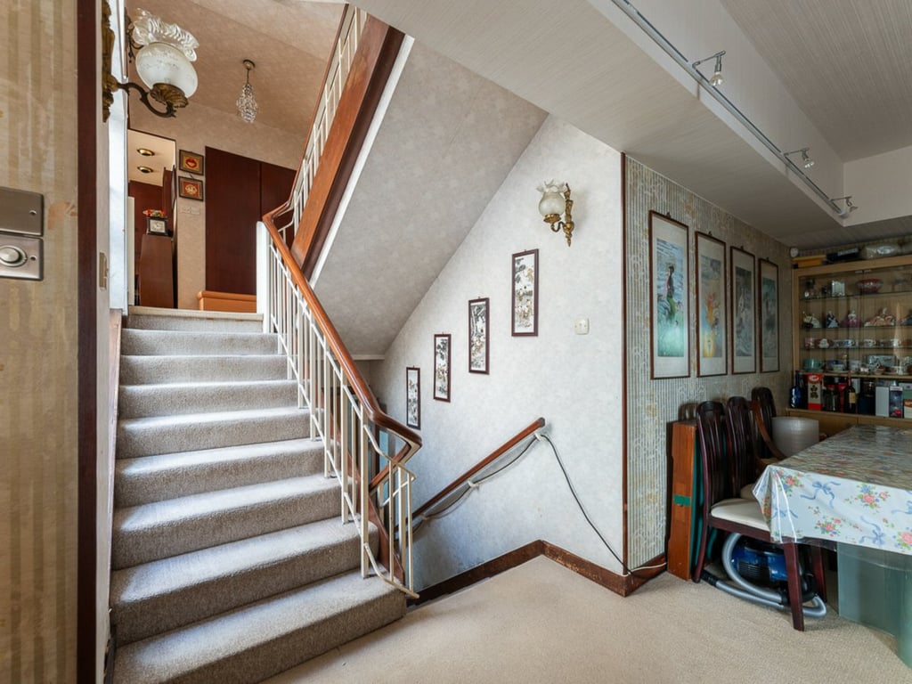 https://img.propertyraptor.com/cdn-cgi/imagedelivery/KD5bF_AFL0JDTbKLWF7z9g/ap8/ap8_001/hornet/prp/img/98206e8f35c79f413308afa3c08cd733.jpg/public