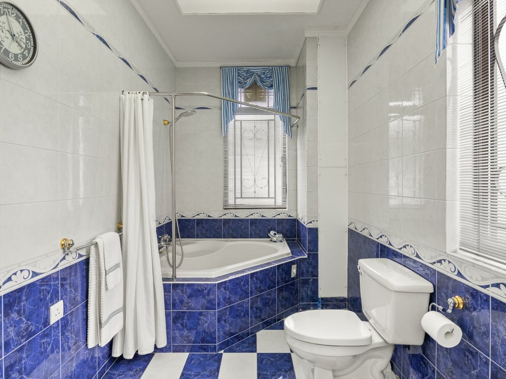 https://img.propertyraptor.com/cdn-cgi/imagedelivery/KD5bF_AFL0JDTbKLWF7z9g/ap8/ap8_001/hornet/prp/img/9890127c46452115c6383e8100c78302-wtm.jpg/public