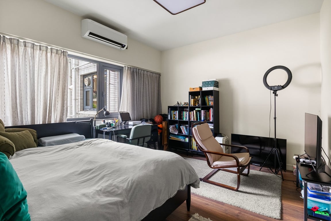 https://img.propertyraptor.com/cdn-cgi/imagedelivery/KD5bF_AFL0JDTbKLWF7z9g/ap8/ap8_001/hornet/prp/img/9910b5e8d2ca8138c078d0236b25d751-wtm.jpg/public