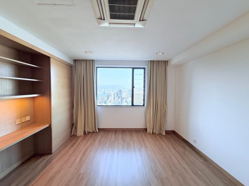 https://img.propertyraptor.com/cdn-cgi/imagedelivery/KD5bF_AFL0JDTbKLWF7z9g/ap8/ap8_001/hornet/prp/img/9929269fb444d8383072577e7c41148f-wtm.jpg/public