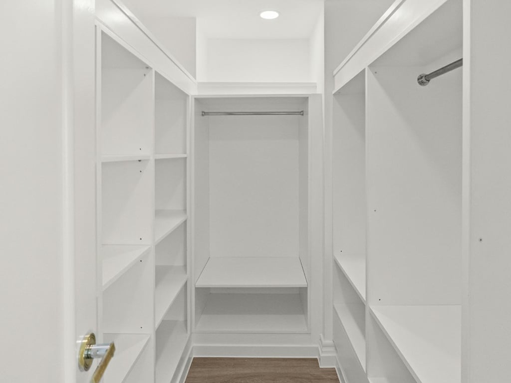 https://img.propertyraptor.com/cdn-cgi/imagedelivery/KD5bF_AFL0JDTbKLWF7z9g/ap8/ap8_001/hornet/prp/img/995e71b93aef81778be8c820ae12e193.jpg/public