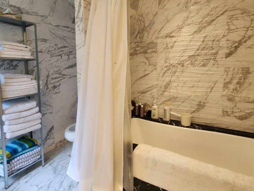 https://img.propertyraptor.com/cdn-cgi/imagedelivery/KD5bF_AFL0JDTbKLWF7z9g/ap8/ap8_001/hornet/prp/img/999ce232fd6f84736d7cef223dbf2188.jpg/public
