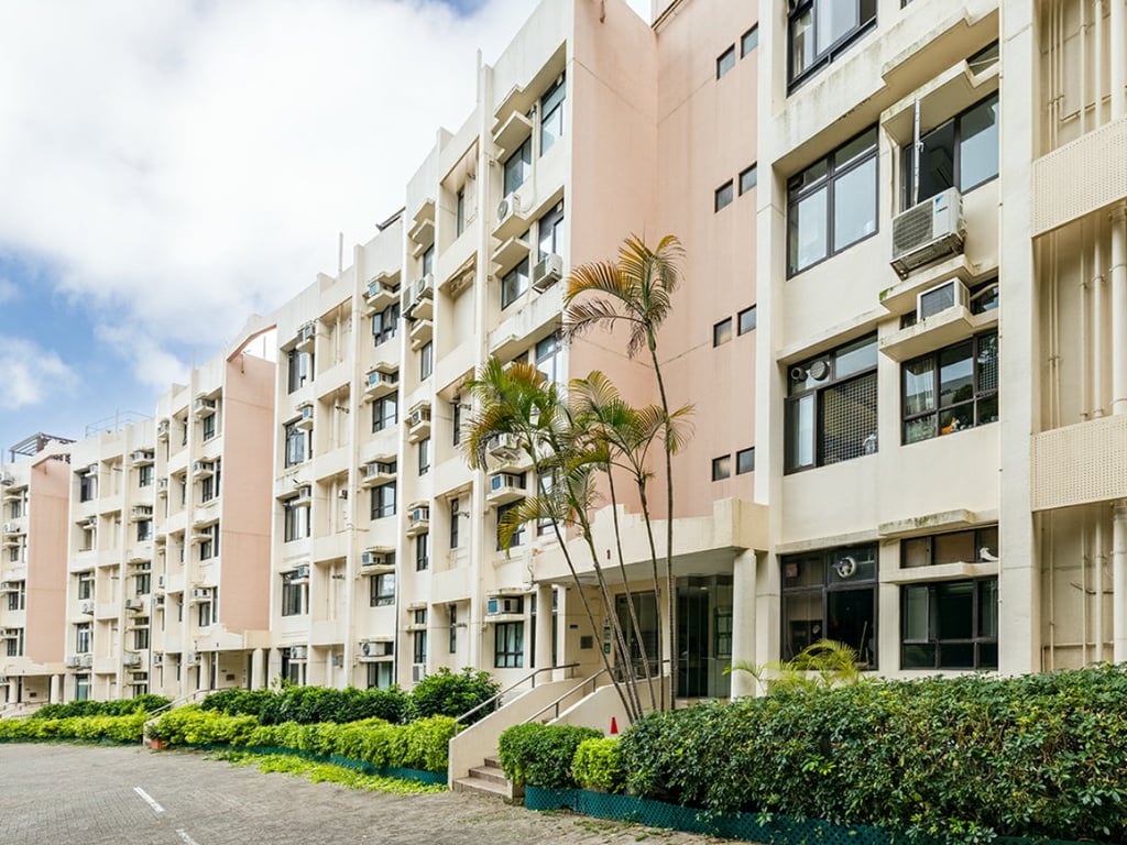 https://img.propertyraptor.com/cdn-cgi/imagedelivery/KD5bF_AFL0JDTbKLWF7z9g/ap8/ap8_001/hornet/prp/img/99bed4b666d1757dc625d0b476baf38b.jpg/public