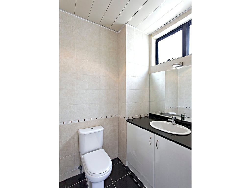 https://img.propertyraptor.com/cdn-cgi/imagedelivery/KD5bF_AFL0JDTbKLWF7z9g/ap8/ap8_001/hornet/prp/img/9a61096d218206cb5cf34c190c19f7f1.jpg/public