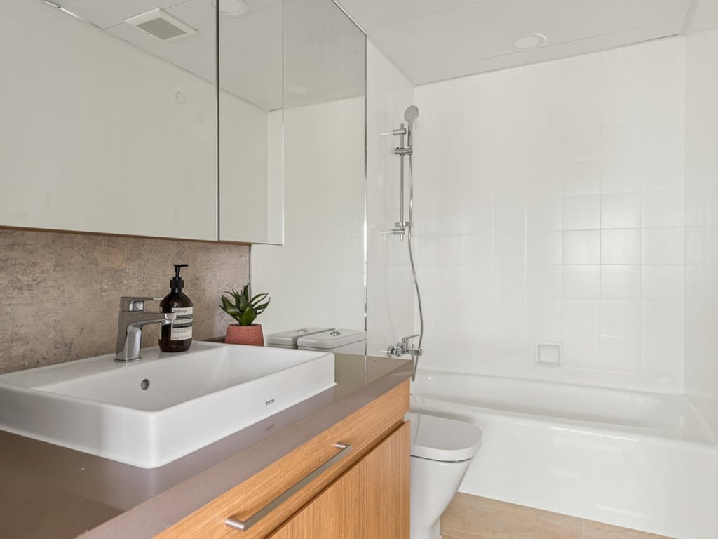 https://img.propertyraptor.com/cdn-cgi/imagedelivery/KD5bF_AFL0JDTbKLWF7z9g/ap8/ap8_001/hornet/prp/img/9a71d93335f0aa6c683f4331de342e66.jpg/public