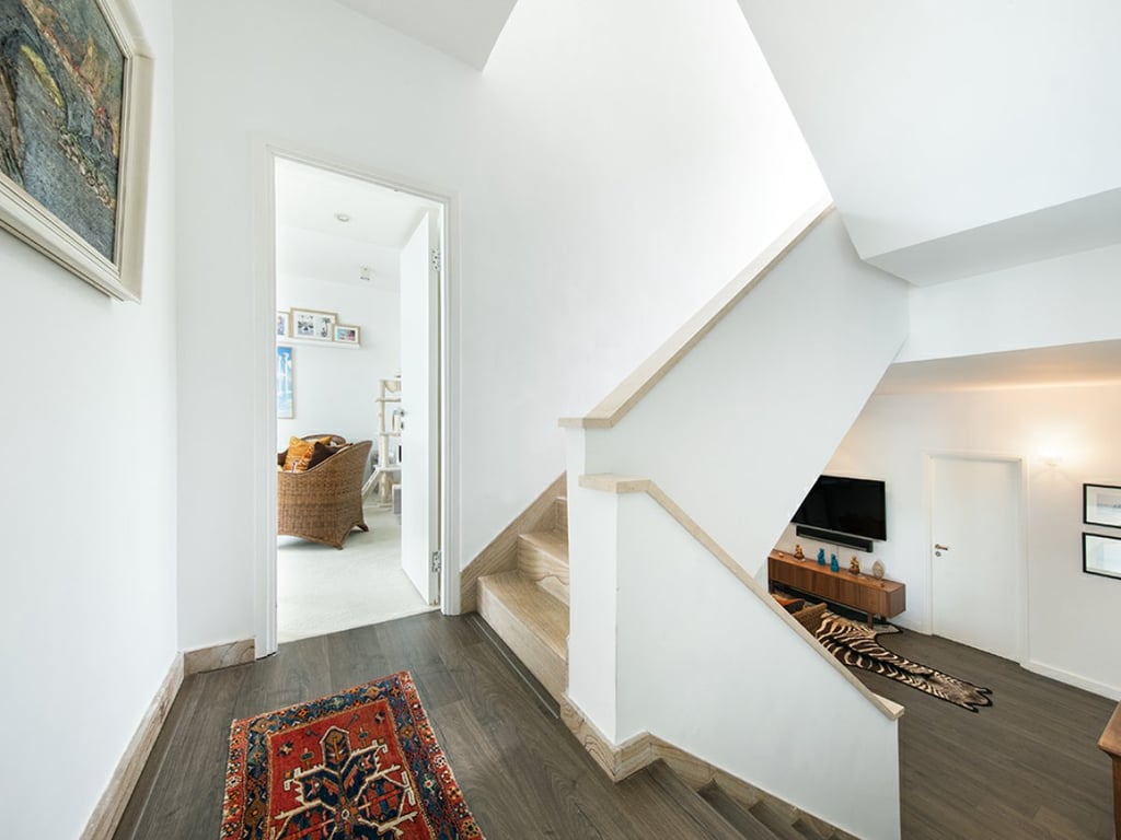 https://img.propertyraptor.com/cdn-cgi/imagedelivery/KD5bF_AFL0JDTbKLWF7z9g/ap8/ap8_001/hornet/prp/img/9b1c91bb576fa94703a9522dddb38bee.jpg/public