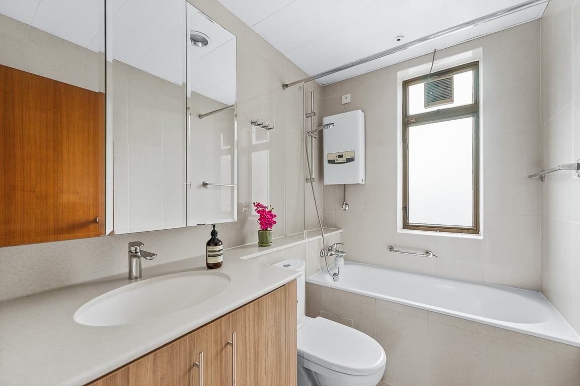 https://img.propertyraptor.com/cdn-cgi/imagedelivery/KD5bF_AFL0JDTbKLWF7z9g/ap8/ap8_001/hornet/prp/img/9b34834cbb504207ba321933677b3baf-wtm.jpg/public