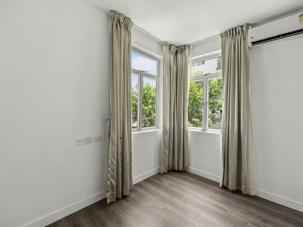 https://img.propertyraptor.com/cdn-cgi/imagedelivery/KD5bF_AFL0JDTbKLWF7z9g/ap8/ap8_001/hornet/prp/img/9be719c2b701b85be35d118ed0aa8212.jpg/public