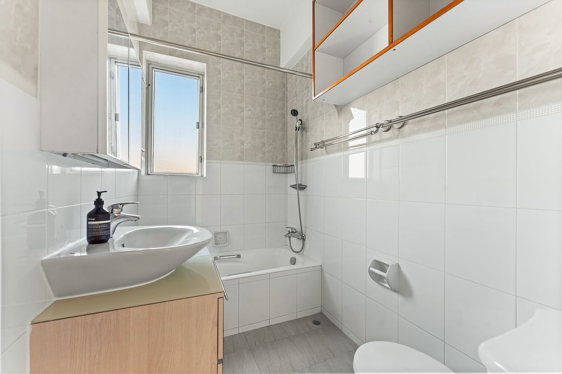 https://img.propertyraptor.com/cdn-cgi/imagedelivery/KD5bF_AFL0JDTbKLWF7z9g/ap8/ap8_001/hornet/prp/img/9bfea7c20433204b47afce1211556d4d-wtm.jpg/public