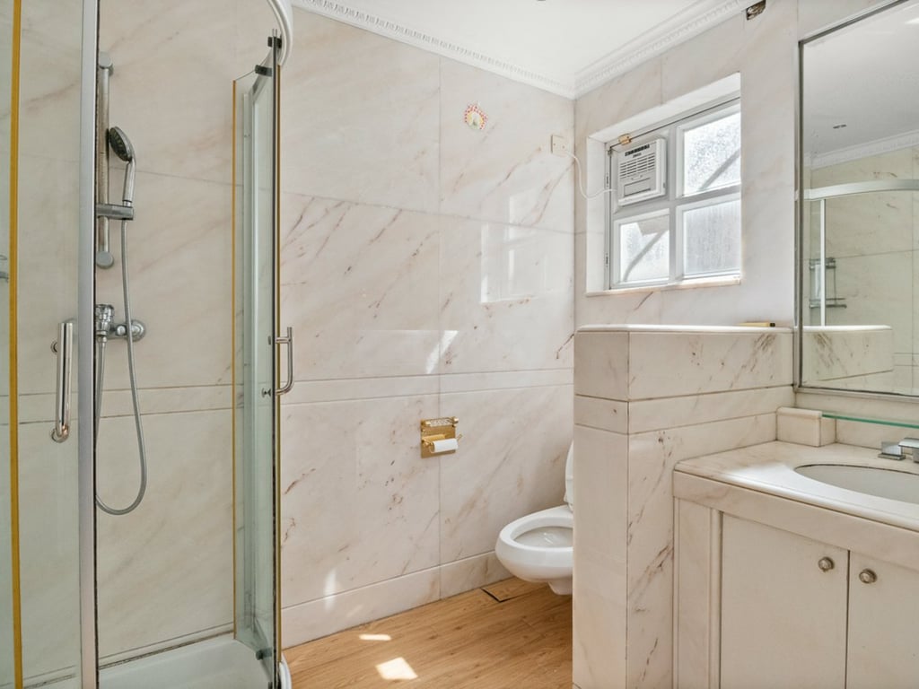 https://img.propertyraptor.com/cdn-cgi/imagedelivery/KD5bF_AFL0JDTbKLWF7z9g/ap8/ap8_001/hornet/prp/img/9dd3fb84fb42c1ee4bb2bb73efcab1b4.jpg/public