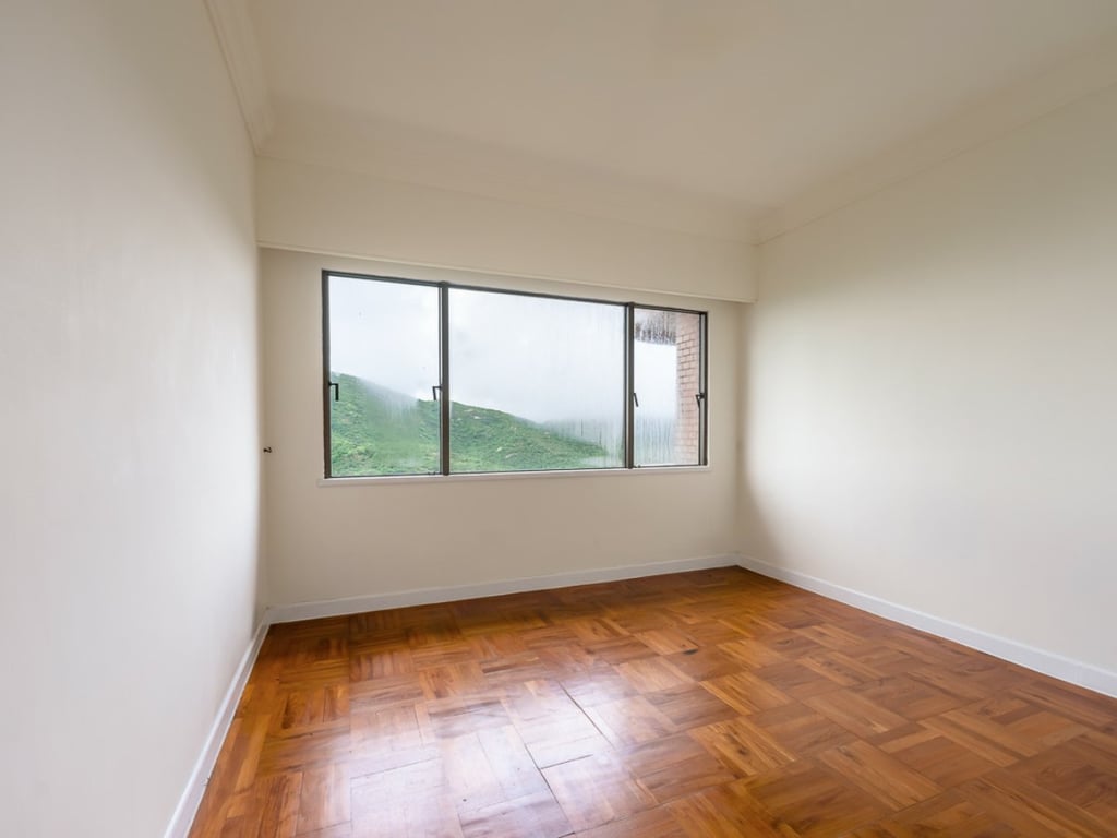https://img.propertyraptor.com/cdn-cgi/imagedelivery/KD5bF_AFL0JDTbKLWF7z9g/ap8/ap8_001/hornet/prp/img/9e00fef370351329632e9debf1236fd0.jpg/public