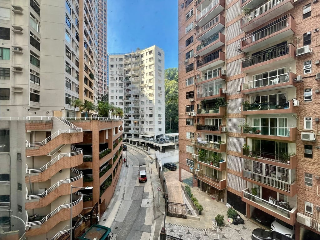 https://img.propertyraptor.com/cdn-cgi/imagedelivery/KD5bF_AFL0JDTbKLWF7z9g/ap8/ap8_001/hornet/prp/img/9e0dff8095e0269233ac4f43cf2118ce-wtm.jpg/public