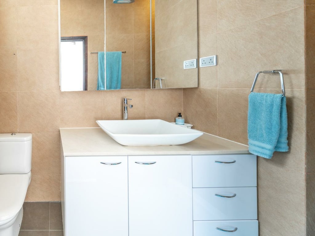https://img.propertyraptor.com/cdn-cgi/imagedelivery/KD5bF_AFL0JDTbKLWF7z9g/ap8/ap8_001/hornet/prp/img/9e571eb5c8287e4bb8acbb002f8de6df.jpg/public