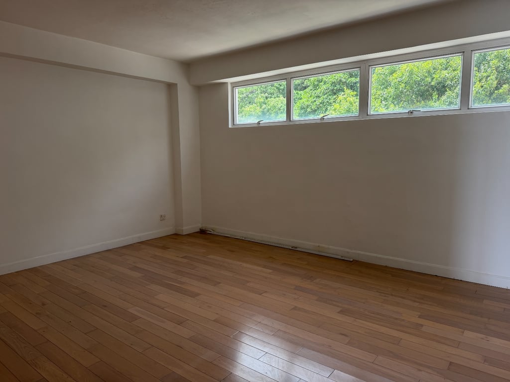 https://img.propertyraptor.com/cdn-cgi/imagedelivery/KD5bF_AFL0JDTbKLWF7z9g/ap8/ap8_001/hornet/prp/img/9eb47bea06bfd9789f0bb1c4ed4c3a92-wtm.jpg/public