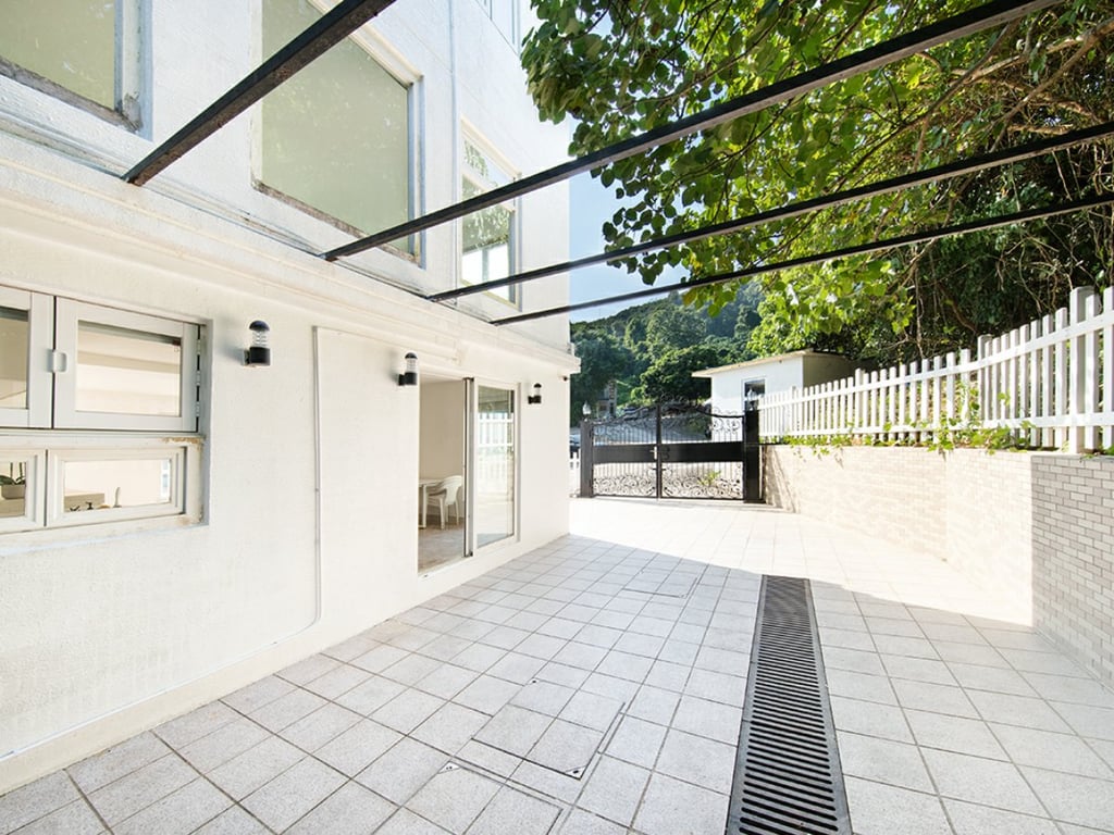 https://img.propertyraptor.com/cdn-cgi/imagedelivery/KD5bF_AFL0JDTbKLWF7z9g/ap8/ap8_001/hornet/prp/img/9ec1b218849e82e6d7fbeb66333f4733.jpg/public