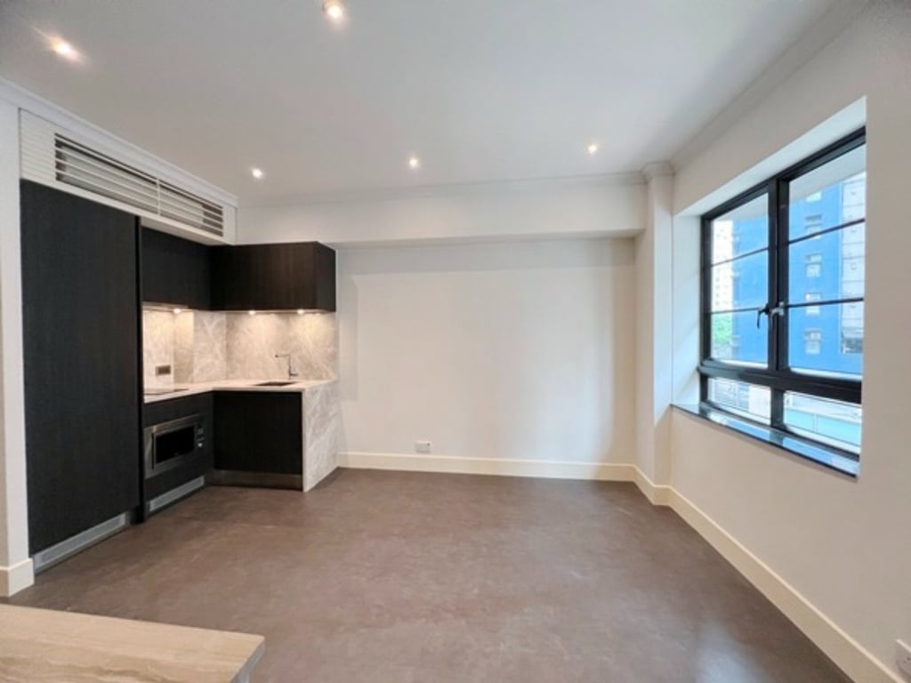 https://img.propertyraptor.com/cdn-cgi/imagedelivery/KD5bF_AFL0JDTbKLWF7z9g/ap8/ap8_001/hornet/prp/img/9fa683044025bcd466d40c06c7250e04.jpg/public