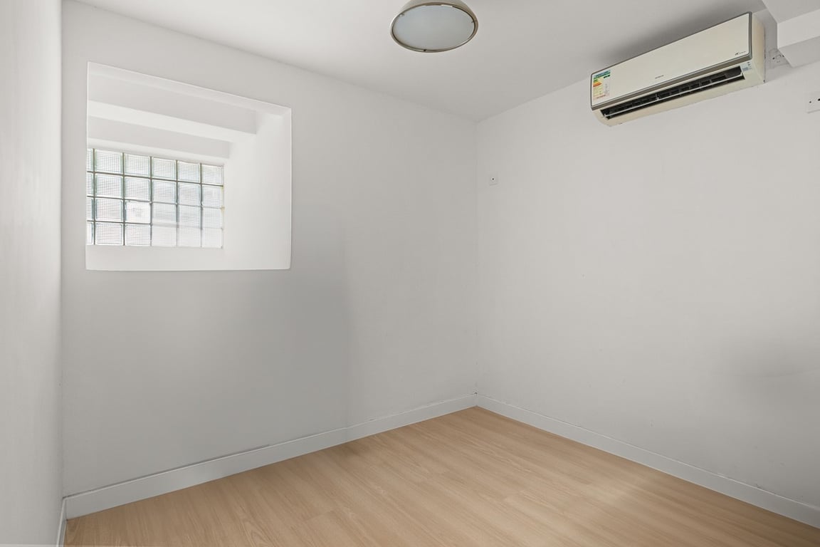 https://img.propertyraptor.com/cdn-cgi/imagedelivery/KD5bF_AFL0JDTbKLWF7z9g/ap8/ap8_001/hornet/prp/img/9fd1cd6c77a6366d67cbaf32a64757b8-wtm.jpg/public