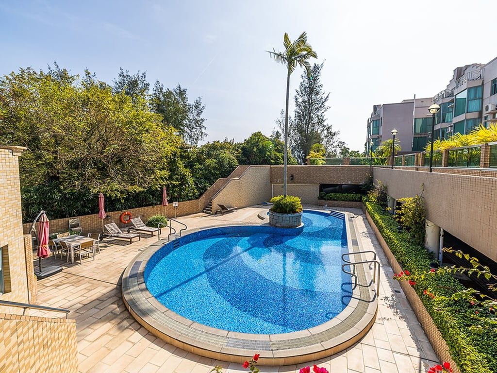 https://img.propertyraptor.com/cdn-cgi/imagedelivery/KD5bF_AFL0JDTbKLWF7z9g/ap8/ap8_001/hornet/prp/img/9fdfc450bf78ca18fa7e73746170c7f1.jpg/public