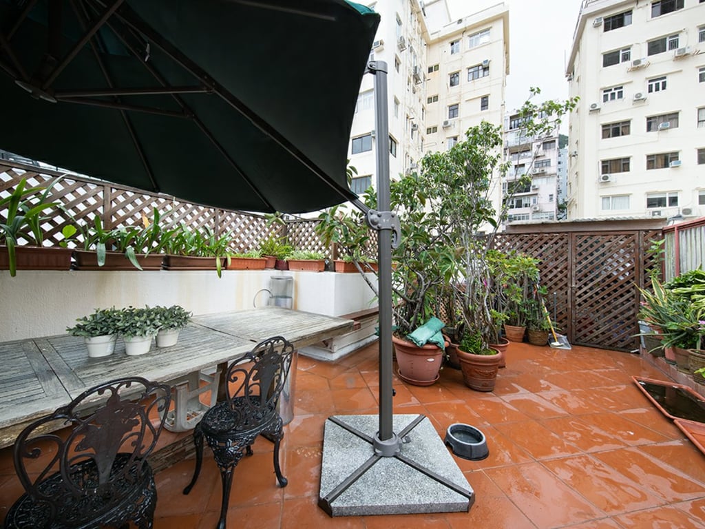 https://img.propertyraptor.com/cdn-cgi/imagedelivery/KD5bF_AFL0JDTbKLWF7z9g/ap8/ap8_001/hornet/prp/img/9fec0263cc1eef67cae658488f942c49-wtm.jpg/public