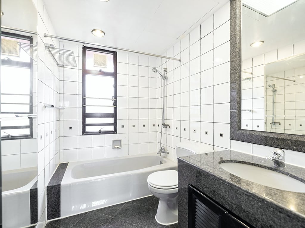https://img.propertyraptor.com/cdn-cgi/imagedelivery/KD5bF_AFL0JDTbKLWF7z9g/ap8/ap8_001/hornet/prp/img/9ff7e2441243204de490cc5dfe1eafe3.jpg/public