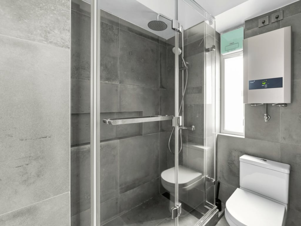 https://img.propertyraptor.com/cdn-cgi/imagedelivery/KD5bF_AFL0JDTbKLWF7z9g/ap8/ap8_001/hornet/prp/img/a0082f149b529cd14976deaff5bdcbe6.jpg/public