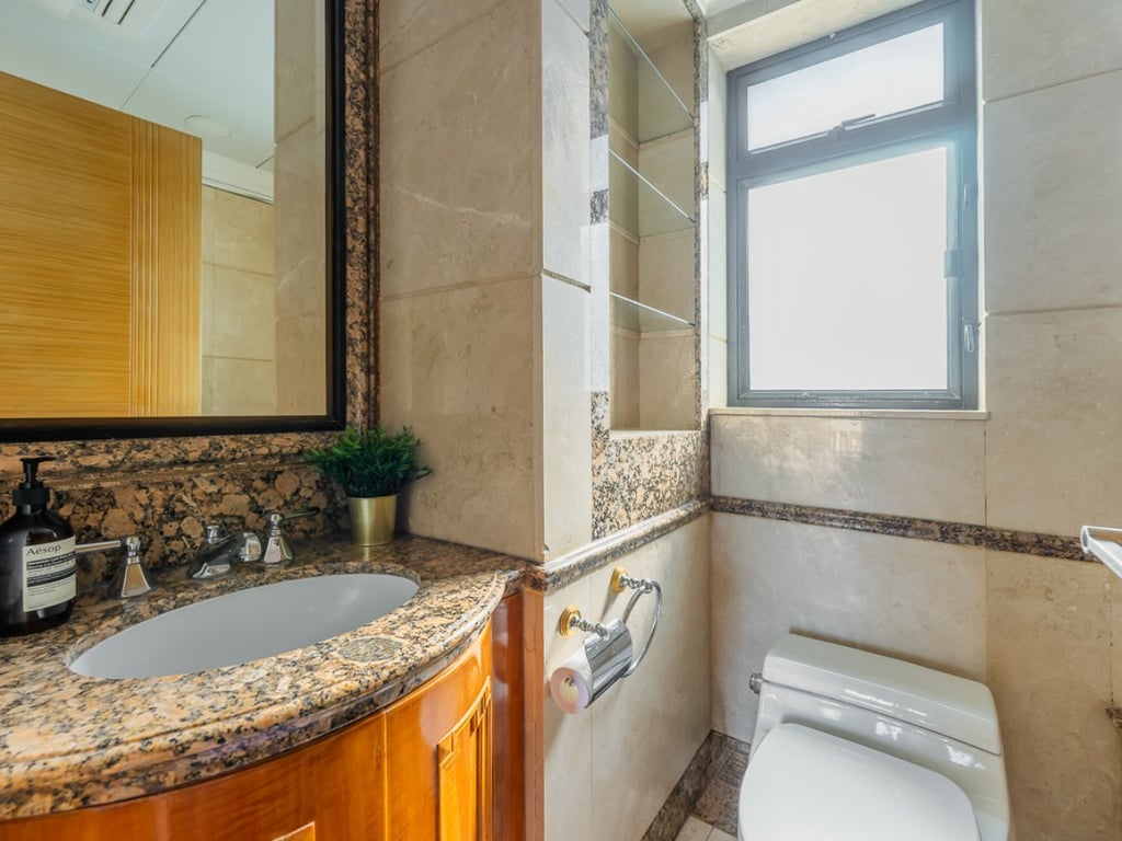 https://img.propertyraptor.com/cdn-cgi/imagedelivery/KD5bF_AFL0JDTbKLWF7z9g/ap8/ap8_001/hornet/prp/img/a07ec0842a81e3794a92f7611f3722ad.jpg/public
