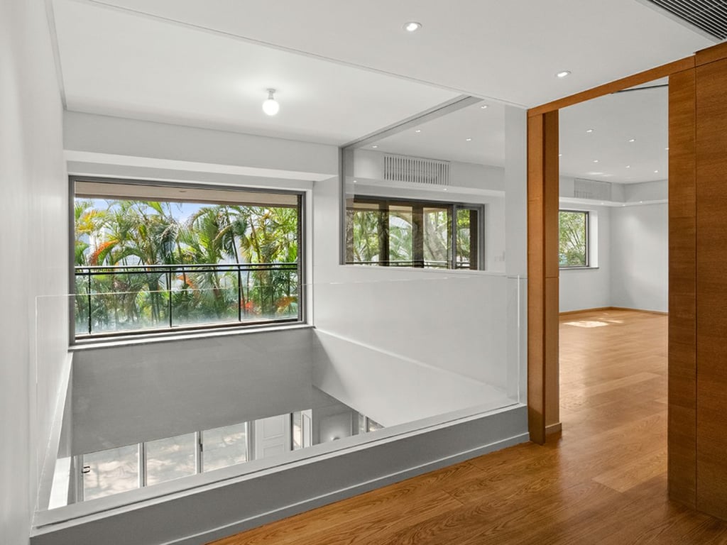 https://img.propertyraptor.com/cdn-cgi/imagedelivery/KD5bF_AFL0JDTbKLWF7z9g/ap8/ap8_001/hornet/prp/img/a08fae68d2f32115d4dde4c0fb86b822.jpg/public