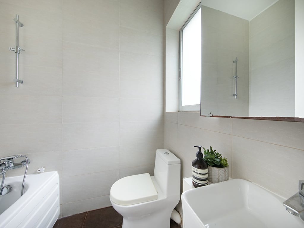 https://img.propertyraptor.com/cdn-cgi/imagedelivery/KD5bF_AFL0JDTbKLWF7z9g/ap8/ap8_001/hornet/prp/img/a0914d9a0e5e309120f160140233db3a.jpg/public