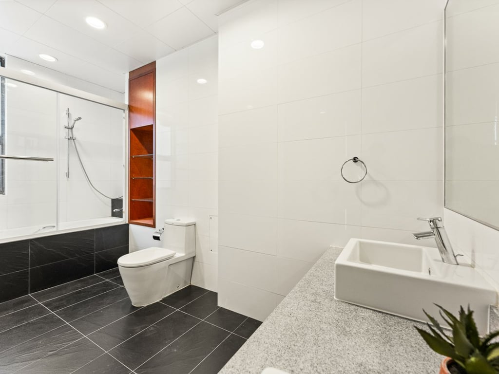https://img.propertyraptor.com/cdn-cgi/imagedelivery/KD5bF_AFL0JDTbKLWF7z9g/ap8/ap8_001/hornet/prp/img/a0be998c6ab949fd5c87a45859798950.jpg/public